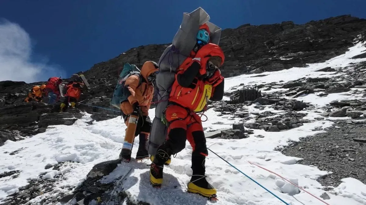 everest-blizzard-update-hiker-dead-rescued-stranded-in-tibet