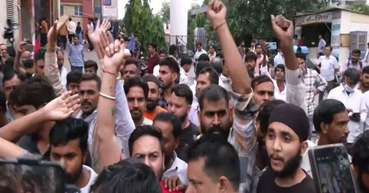 warned-staff-45-times-families-of-victims-protest-after-blaze-kills-8-at-jaipurs-sms-hospital-demand-govt-job-and-compensation