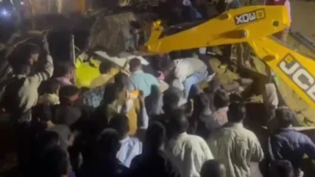 himachal-landslide-casualties-feared-after-bus-carrying-30-buried-under-debris-in-bilaspur-rescue-and-relief-operations
