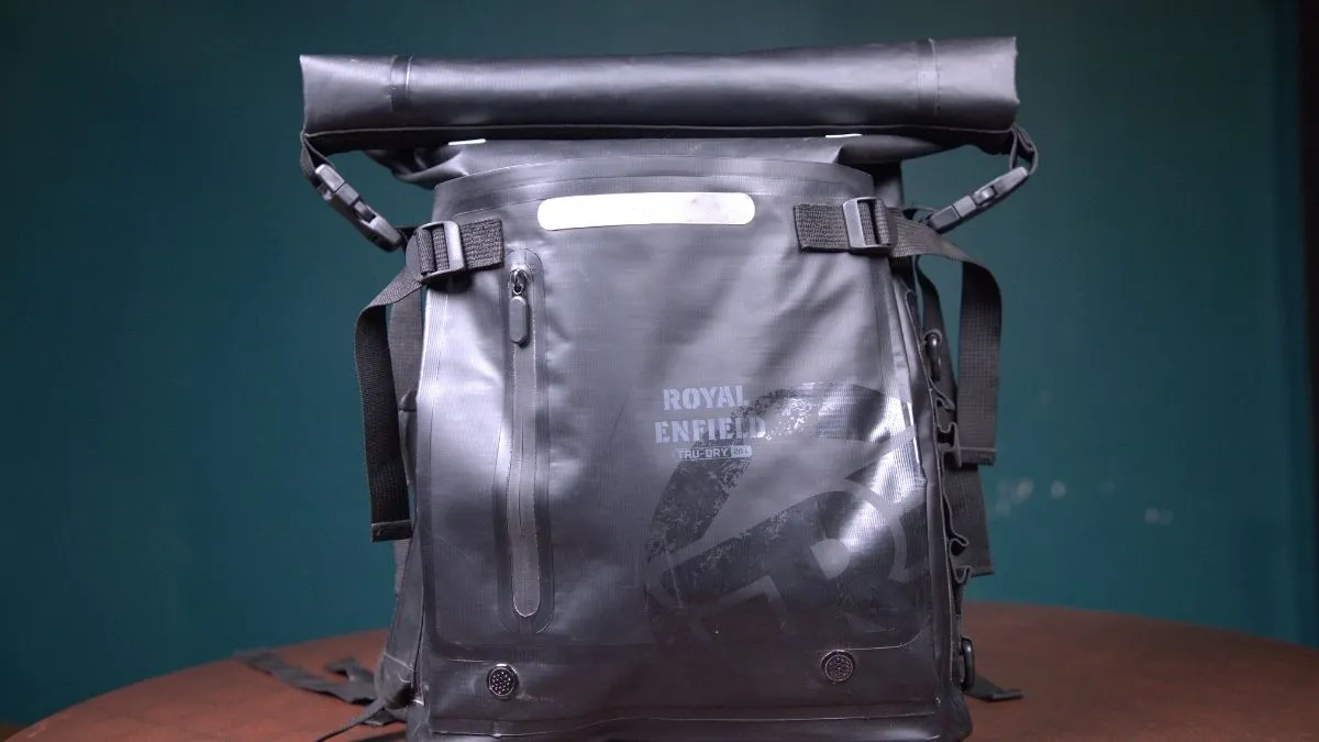 this-100-waterproof-bagpack-is-all-you-want-during-monsoon