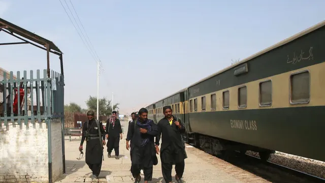pakistan-quetta-bound-jaffar-express-ied-explosion-near-sindh-balochistan-border-injured-dead