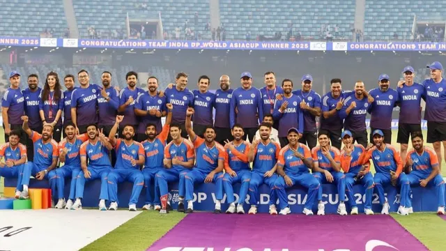 varun-chakravarthy-indian-cricket-team-asia-cup-2025-title-win-celebrations-without-trophy-arshdeep-singh-ind-vs-pak-final-result-mohsin-naqvi-acc-controversy