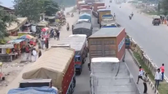 delhi-kolkata-nh19-highway-national-highway-travelled-only-5-km-in-24-hours-trucks-cars-stuck-for-4-days-on