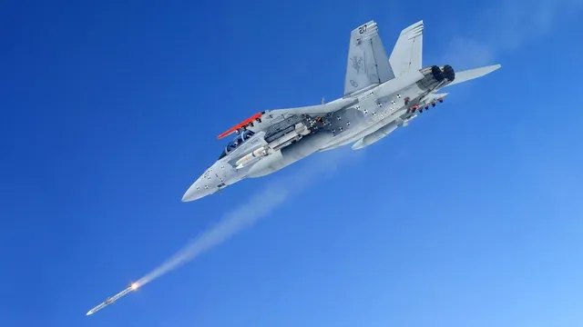 pakistan-to-get-higly-advanced-us-air-to-air-missiles-after-sharif-meets-trump-amraam-features