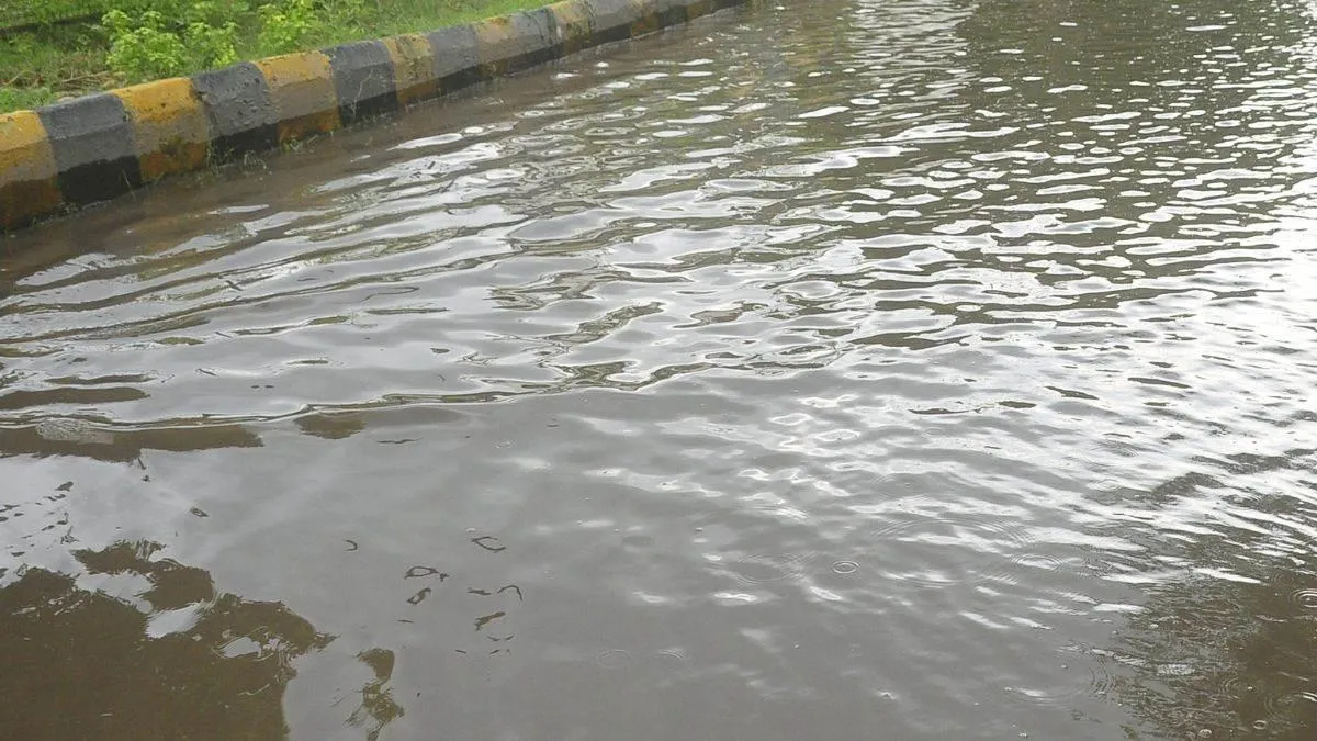ghaziabad-rain-heavy-downpour-causes-severe-waterlogging-widespread-power-cuts