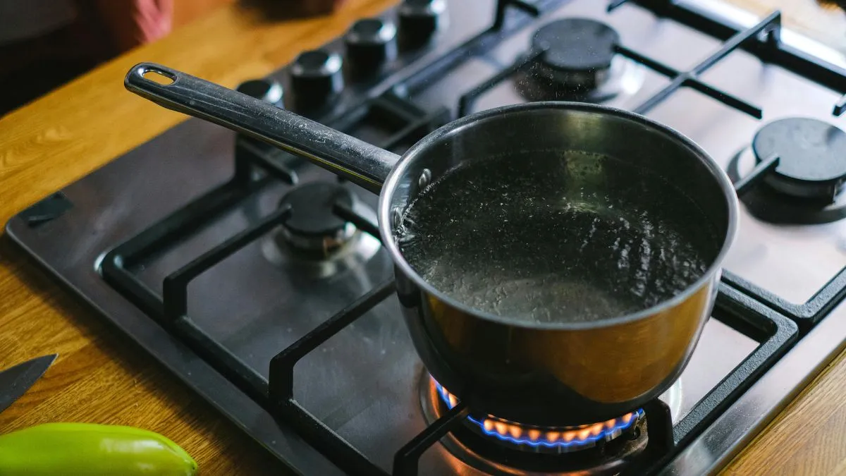 delhi-woman-allegedly-pours-boiling-oil-chilli-powder-on-sleeping-husband-says-agar-shor-machaya-to-aur-tel-daal-doongi