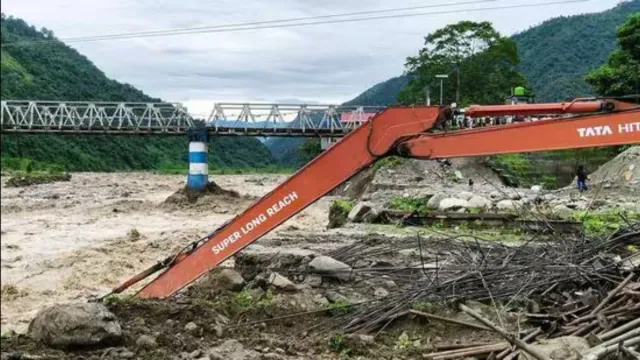 darjeeling-weather-incessant-rain-leaves-roads-broken-locals-stranded