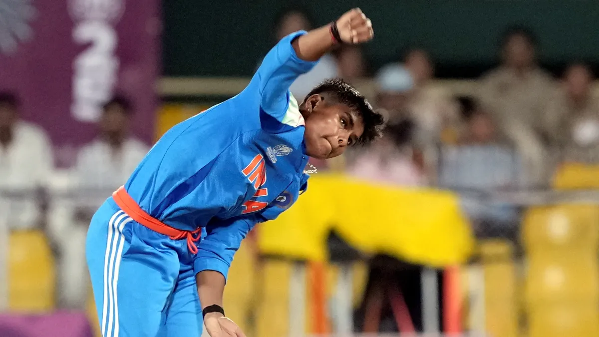 ind-vs-sa-world-cup-2025-kranti-gauds-stellar-one-handed-caught-and-bowled-gets-tazmin-brits-early-in-252-chase-video