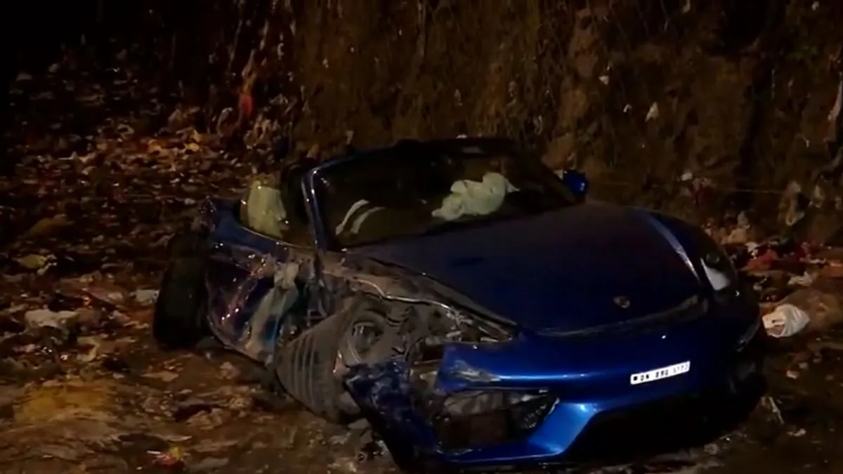 mumbai-western-expressway-highway-accident-porsche-crashes-into-divider-while-racing-bmw-driver-injured