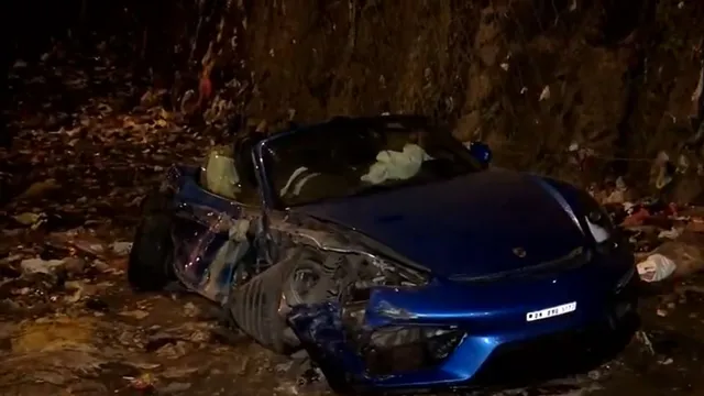 mumbai-western-expressway-highway-accident-porsche-crashes-into-divider-while-racing-bmw-driver-injured