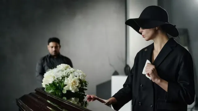 china-woman-discovered-husbands-16-year-affair-at-father-in-laws-funeral-viral-bigamy-scandal