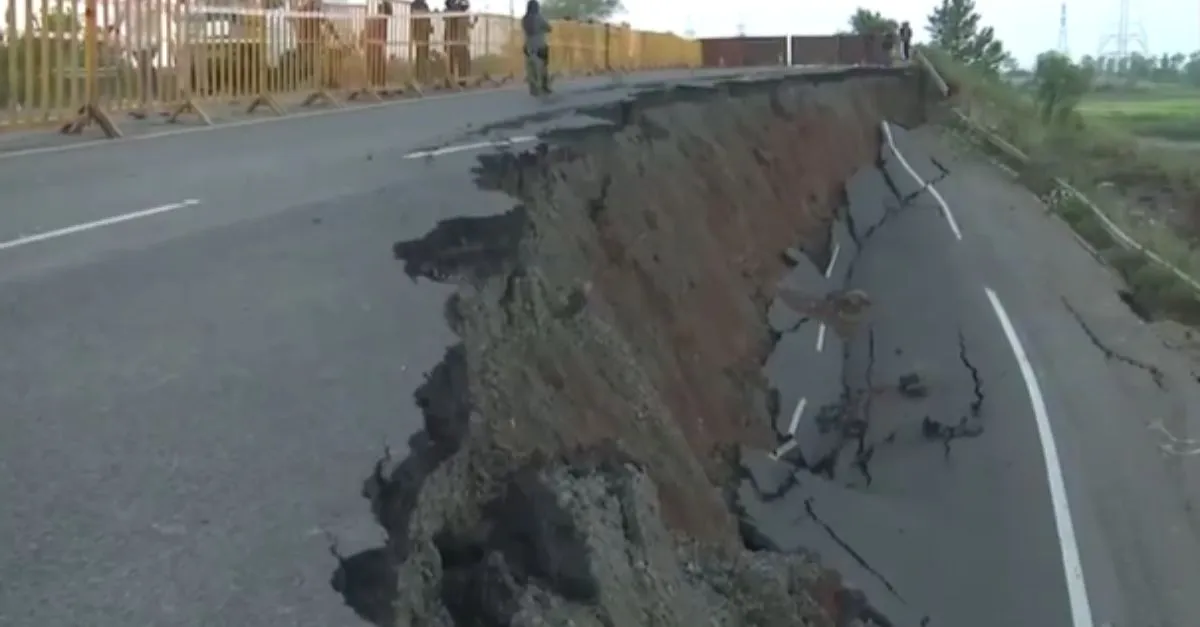 madhya-pradesh-30footdeep-crater-appears-as-road-near-bhopal-collapses-probe-ordered-video