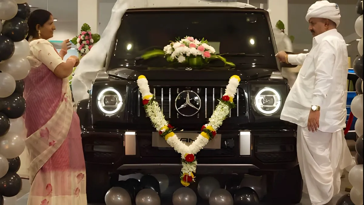 watch-farmer-takes-delivery-of-mercedes-benz-g-wagen-worth-rs-3-crore-in-traditional-clothes-gifted-by-son