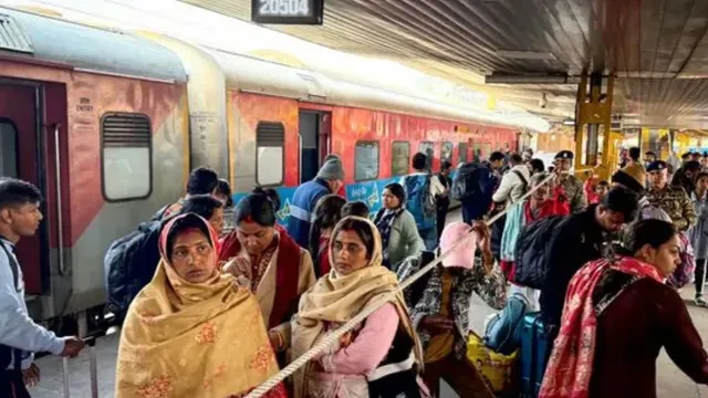 diwali-chhath-rush-2025-railways-open-7000seat-holding-area-at-new-delhi-station