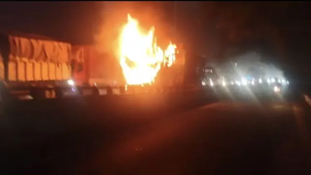gurgaon-fire-two-vehicles-catch-fire-on-delhi-jaipur-highway-traffic-disrupted-no-injuries-reported-gurgaon-news