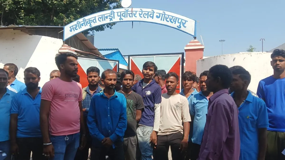 gorakhpur-junction-300-laundry-workers-protest-over-unpaid-wages-ahead-of-diwali