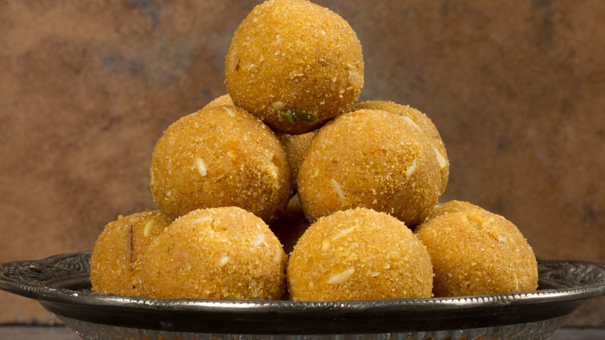 Besan Ke Laddu For Diwali