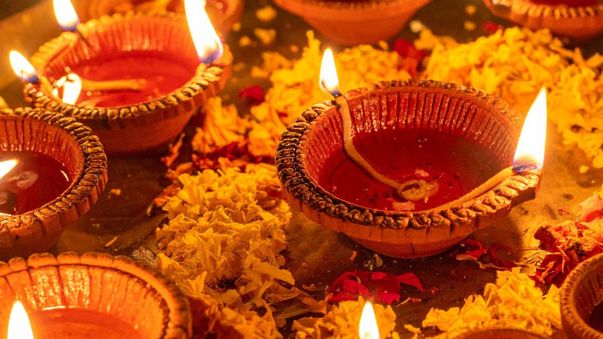 why earthern diyas lit on diwali (1)