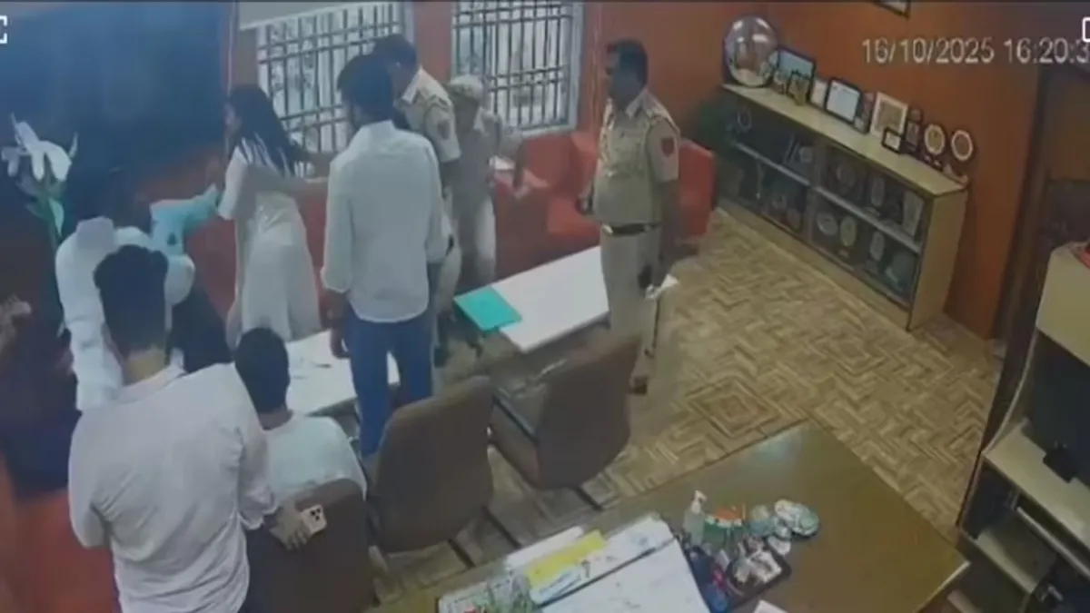 was-forced-to-resign-then-slapped-delhi-university-professor-on-being-slapped-by-dusu-leader-video