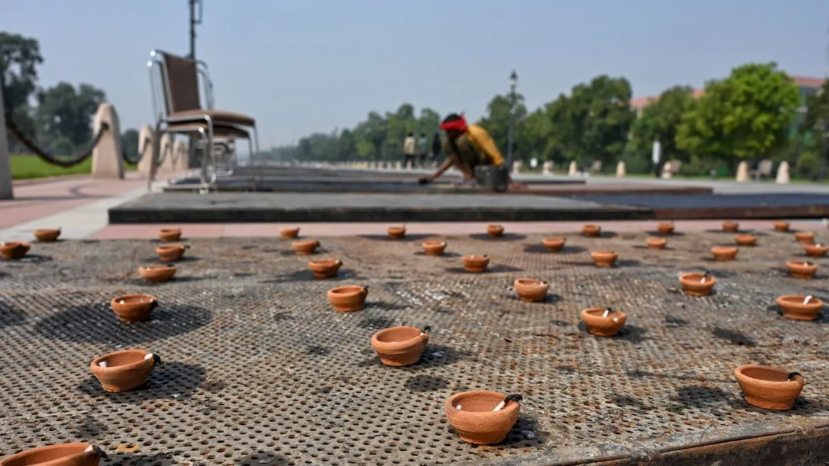 delhi-deepotsav-2025-151-lakh-diyas-drone-show-and-ram-katha-to-illuminate-kartavya-path-tonight