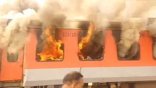 Amritsar-Saharsa Garib Rath Express Fire: Bihar-bound Train Catches Flame Near Punjab's Sirhind Railway Station | Video