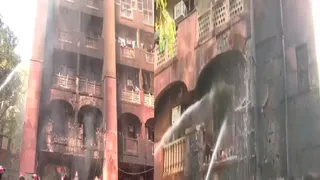 Delhi: Fire Breaks Out At Multi-Storey Brahmaputra Apartments On BD Marg; Woman And Child Injured | Video

