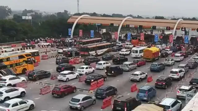 delhi-ncr-holiday-rush-sparks-major-jams-at-yamuna-expressway-jewar-toll