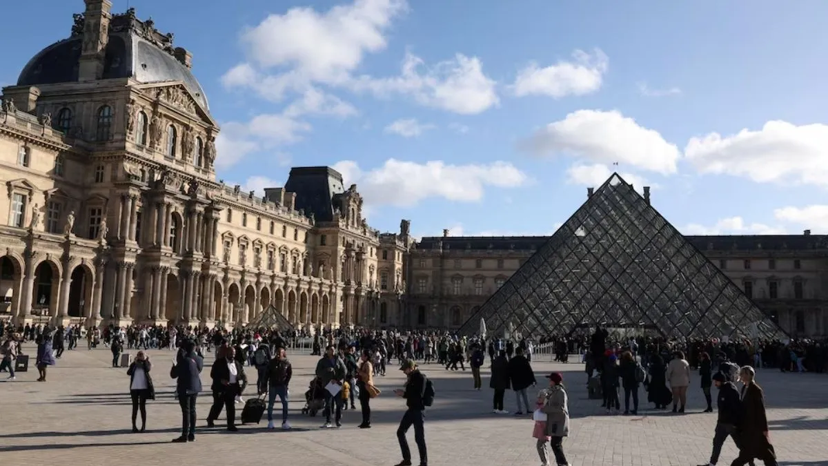 paris-louvr-museum-closed-after-robbery-theft-panic-police-probe