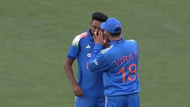 ind-vs-aus-1st-odi-virat-kohli-and-siraj-bring-back-rcb-days-share-a-sweet-moment-in-aus-vs-ind-1st-odi
