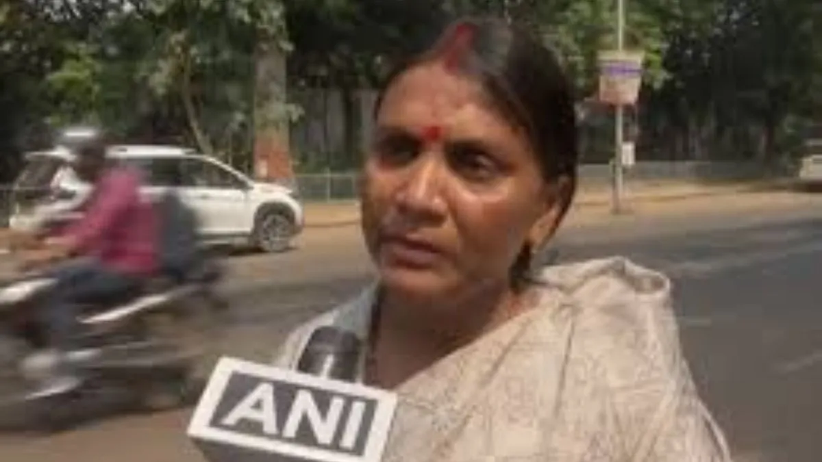 party-member-since-17-years-old-rjd-member-usha-devi-stages-protest-outside-lalu-yadavs-residence-after-denied-ticket-from-gaya-for-bihar-assembly-elecitons