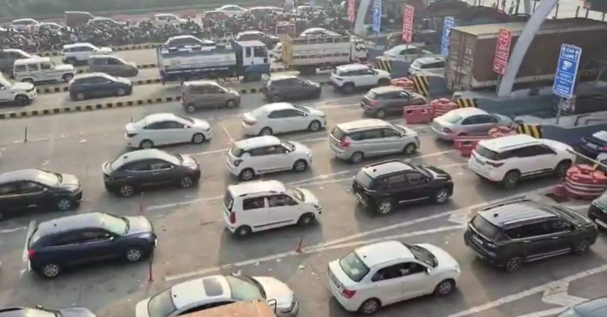 yamuna-expressway-traffic-jewar-toll-plaza-see-massive-traffic-snarls-as-diwali-travel-begins-video