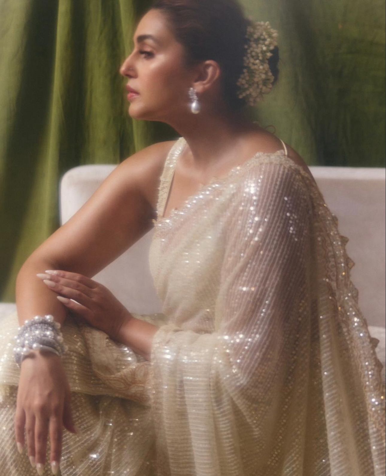 5 Bollywood Divas Who Are Bringing Back The Timeless Charm Of Gajras This Diwali; Rasika Dugal, Sonali Bendre And More 5 Huma Qureshi