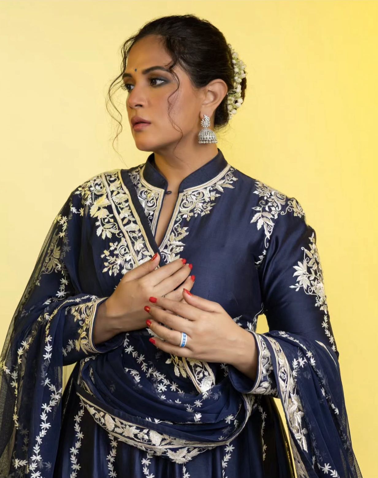 5 Bollywood Divas Who Are Bringing Back The Timeless Charm Of Gajras This Diwali; Rasika Dugal, Sonali Bendre And More 4 Richa Chadha