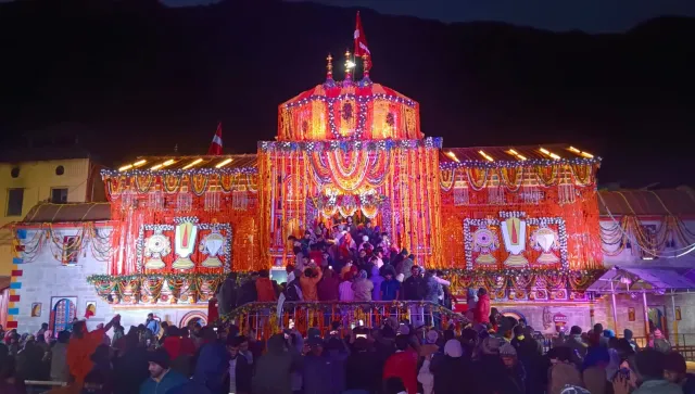 deepotsav-2025-kedarnath-and-badrinath-dham-shines-with-over-27000-lamps-as-devotees-celebrate-diwali-in-himalayas