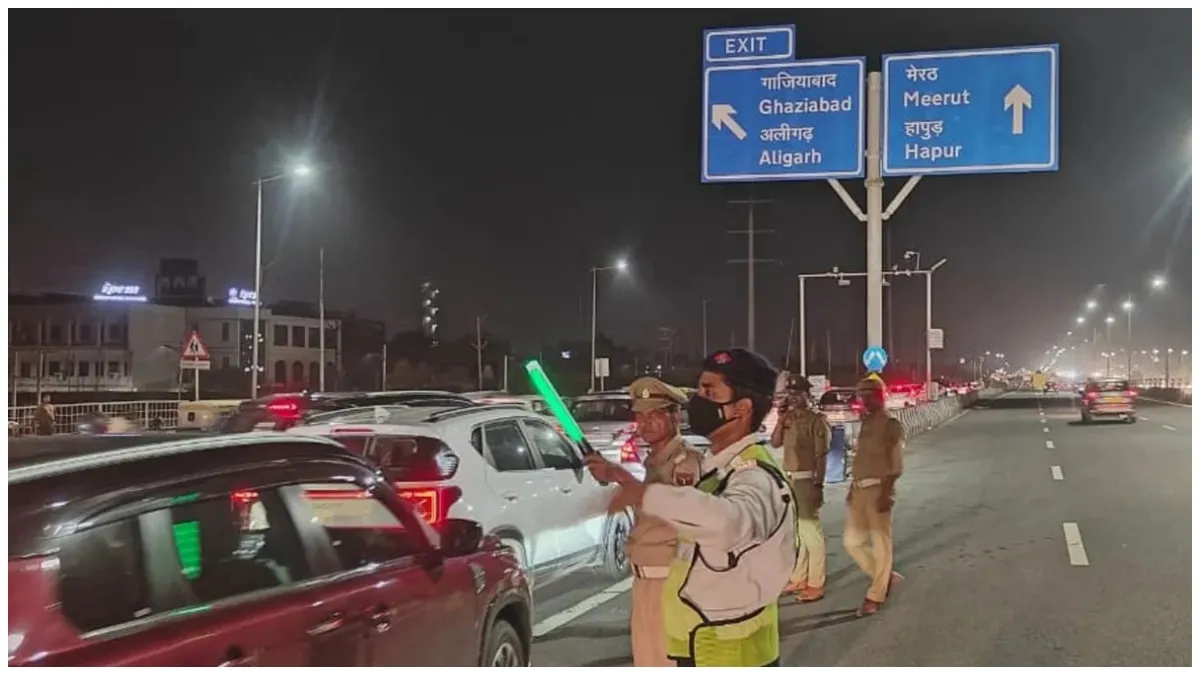 noida-traffic-police-alert-on-diwali-challans-being-issued-for-vehicles-parked-haphazardly