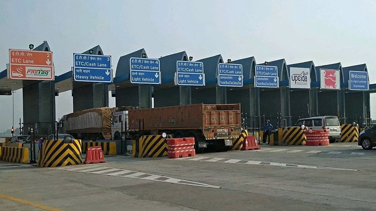 no-diwali-bonus-no-toll-agra-lucknow-expressway-staff-let-thousands-of-vehicles-pass-free-in-protest