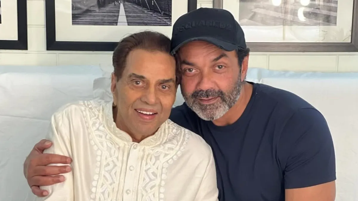 bobby-deol-slept-with-his-parents-till-age-14-dont-like-when-its-dark