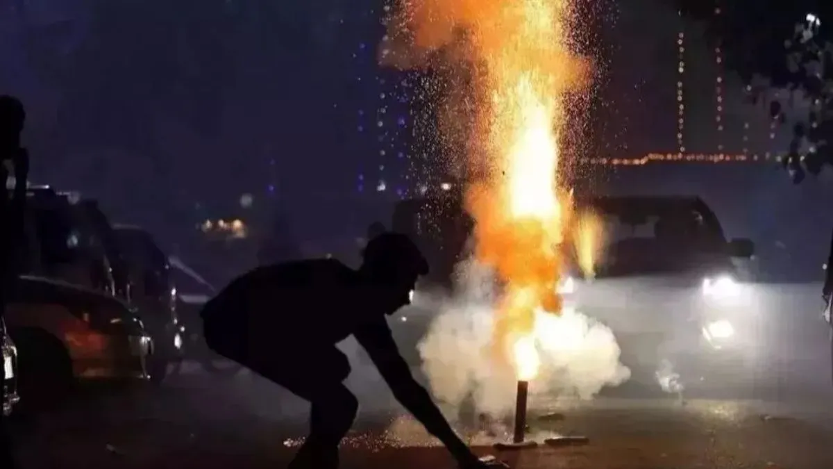 up-firecracker-sales-in-etawah-cross-ra-5-crore-this-diwali-recordbreaking-rush-till-late-night