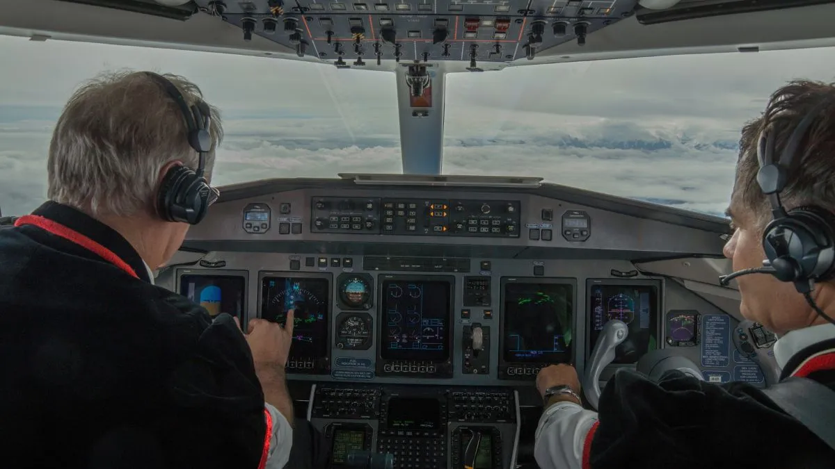 american-airlines-pilots-mistakenly-thought-someone-trying-to-breach-cockpit-makes-emergency-landing