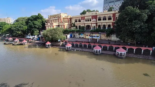 bihar-chhath-puja-preparations-temporary-ponds-built-on-patnas-ganga-ghats-amid-safety-concerns