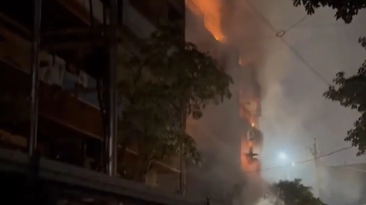 ghaziabad-fire-massive-fire-breaks-out-at-residential-building-in-indirapuram-firefighting-underway-watch