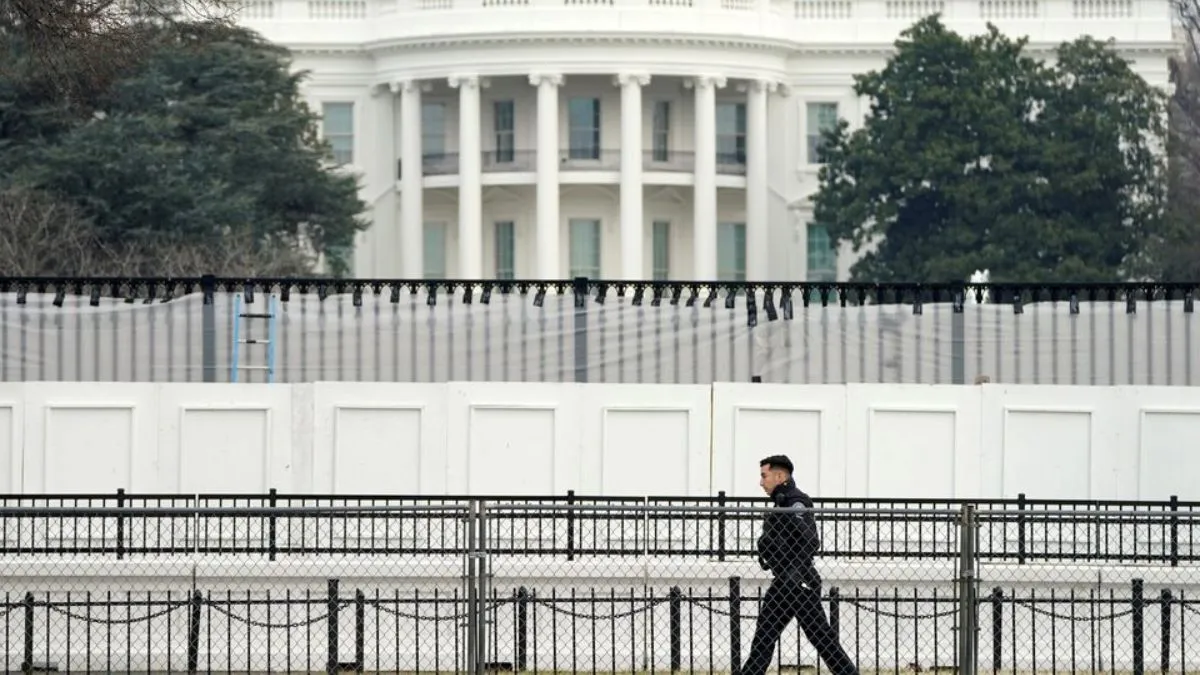 man-crashes-car-into-security-gate-outside-white-house-fbi-yet-to-reveal-motive