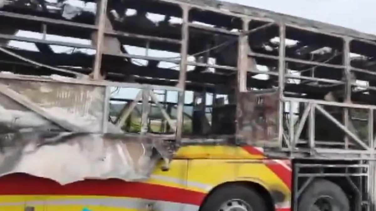 kurnool-bus-fire-started-due-to-fuel-leakage-intensified-after-parcel-of-234-mobile-phones-exploded-updates