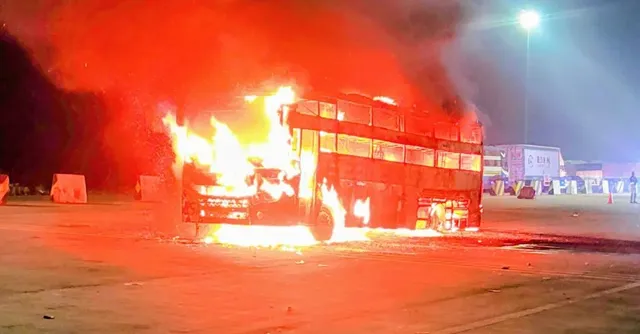 Agra-लखनऊ एक्सप्रेसवे पर डबल डेकर बस में आग लगी, यात्रियों ने जान बचाने के लिए बस से छलांग लगाई 2 Lucknow-Agra Expressway Accident: Double-Decker Bus With 39 Onboard Catches Fire Near Rewari Toll Plaza