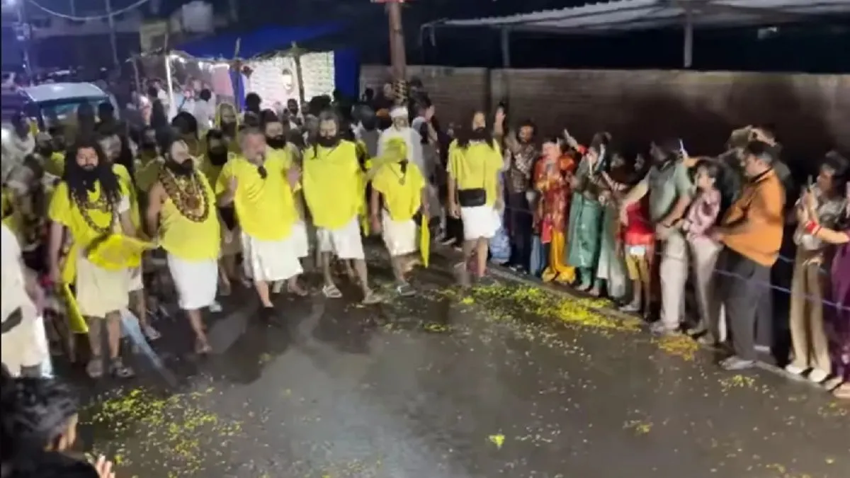 sant-premanand-maharaj-continues-nightly-padayatra-despite-rain-for-devotees