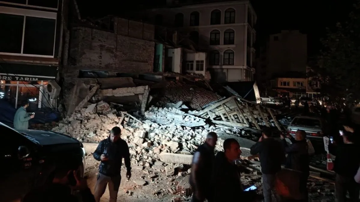 turkey-earthquake-updates-powerful-tremors-of-magnitude-6-1-hit-sindirgi-town-many-injured-death-toll-video