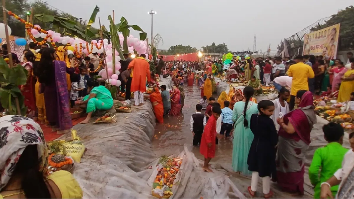 chhath-puja-bihar-concludes-as-devotees-offer-usha-arghya-to-rising-sun-pm-modi-greets-people-ganga-yamuna-ghath