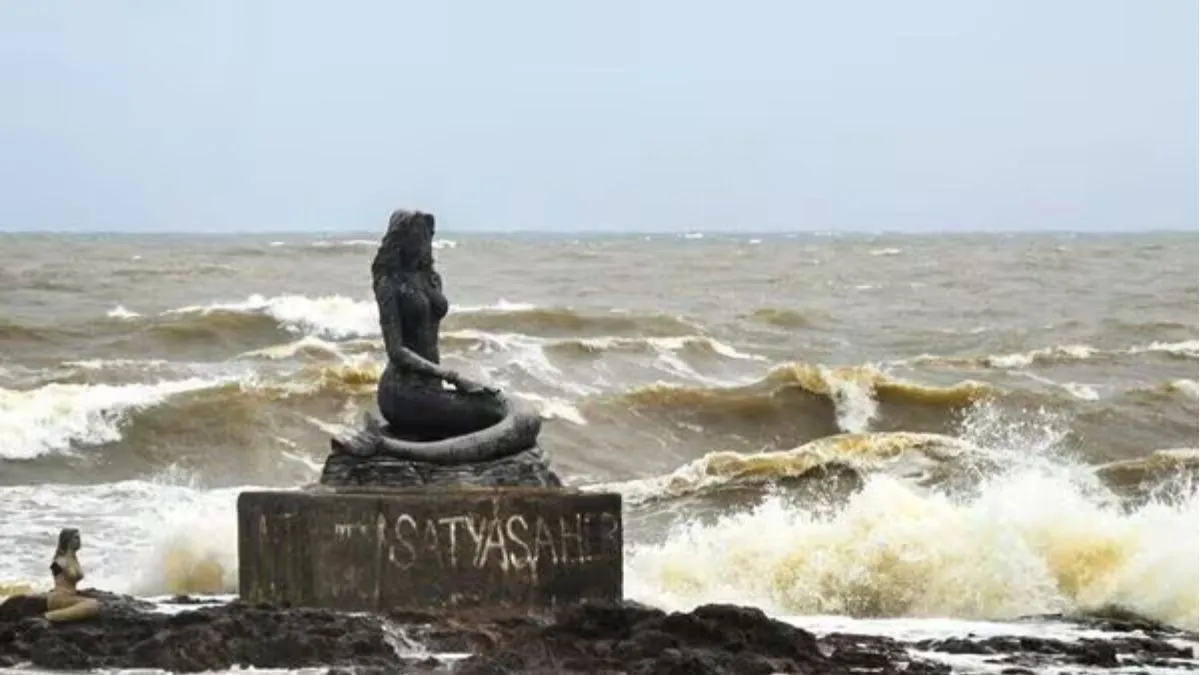 cyclone-montha-two-dead-in-andhra-cm-naidu-says-precautionary-measures-minimised-losses
