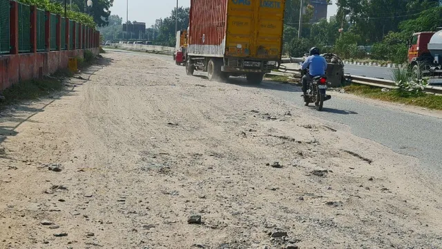 gurugram-authorities-turning-a-blind-eye-as-potholed-roads-cause-smog-accidents