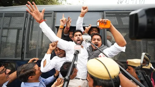 mcd-byelection-aap-bjp-clash-over-water-crisis-in-sangam-vihar-dakshinpuri